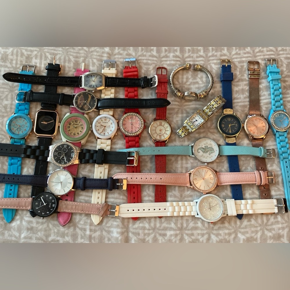 19 Ladies Watch Lot All Need Batteries Great Condition